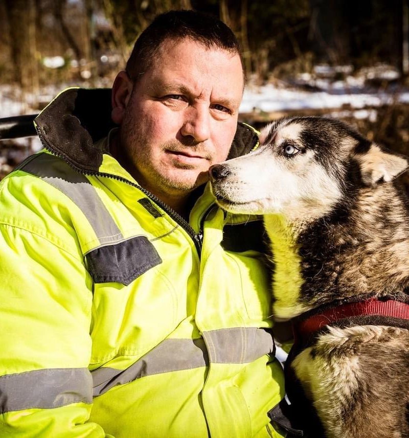 Michael mit einem seiner Huskys im Schnee