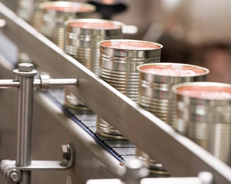 Dosen auf dem Förderband in der Tackenberg-Produktion