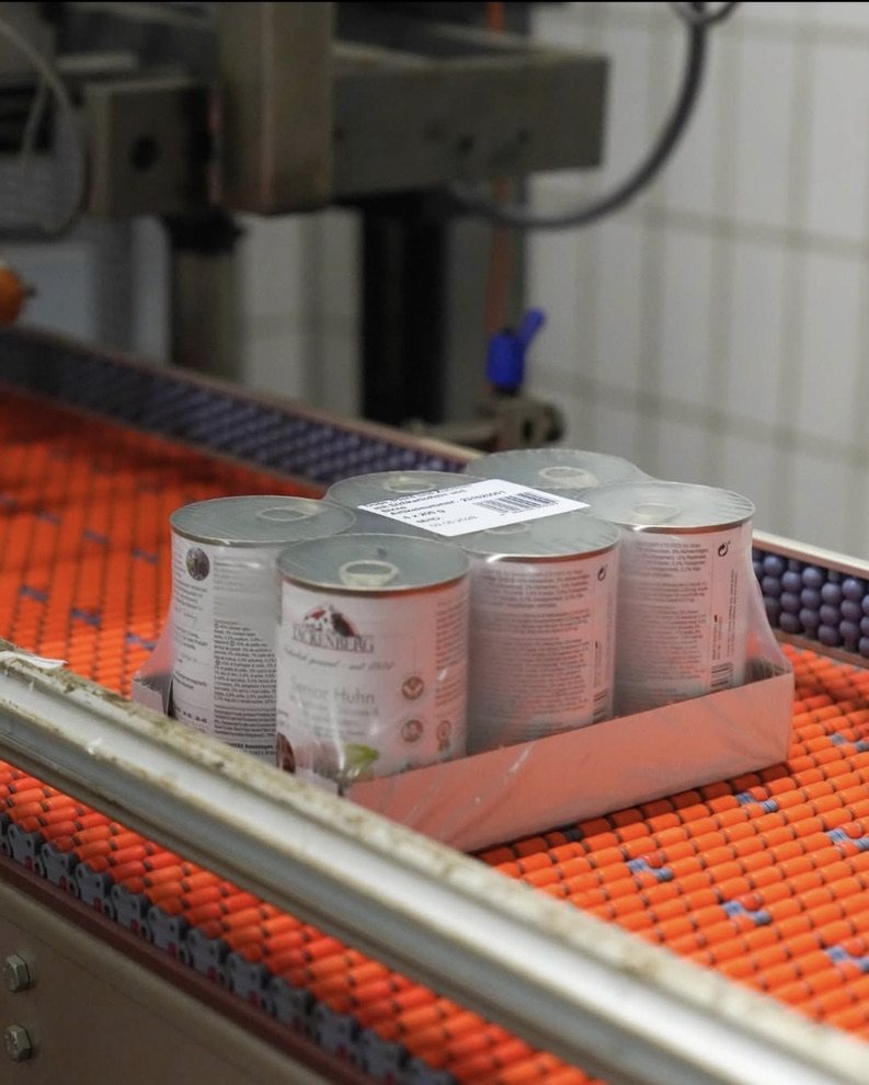 Fertig verpacktes Tackenberg-Nassfutter auf dem Band